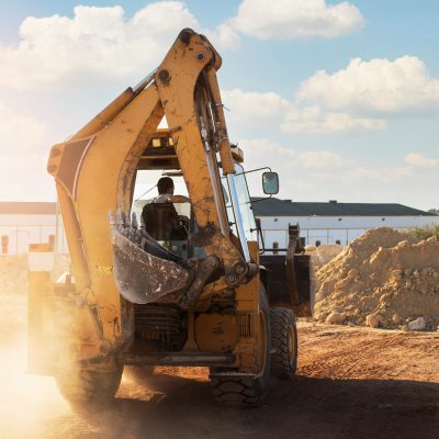 escavadeira-pesada-para-cavar-na-luz-do-dia